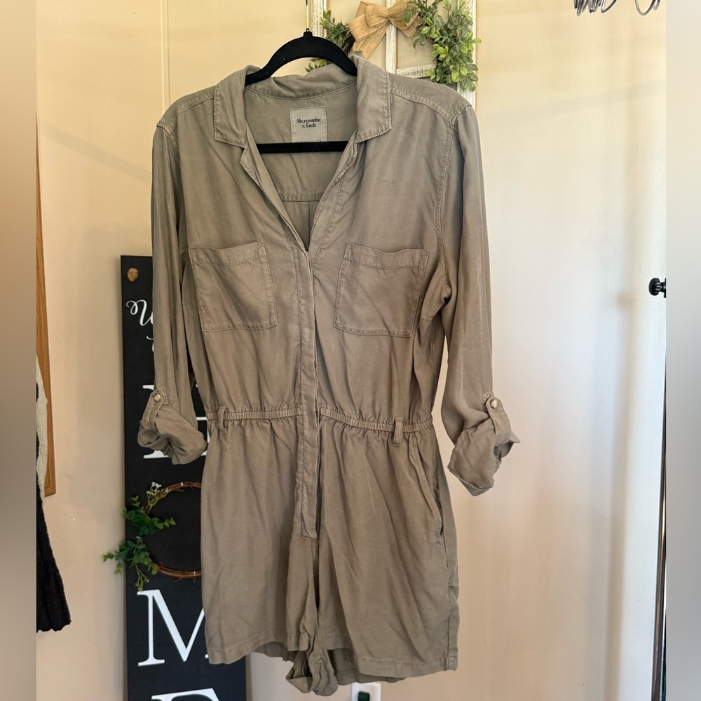 Abercrombie & Fitch Army Green romper versatile sleeves size Large